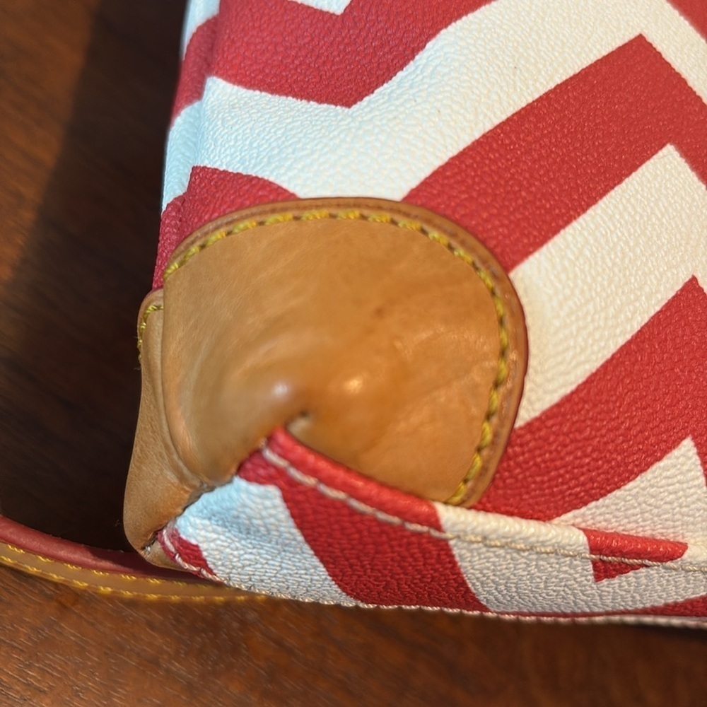 Dooney Bourke  Wavy Crossbody bag, leather red & White tan leather trim/red edge - Picture 11 of 17